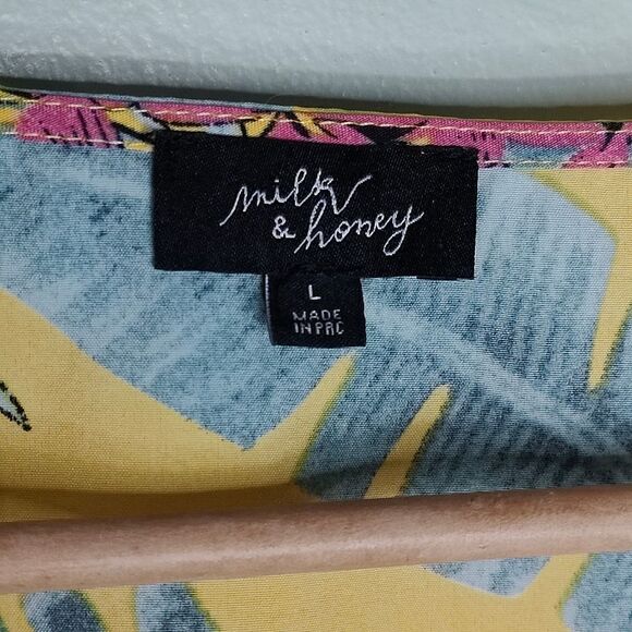 Milk & Honey Bubble Sleeve Tropical Print Crop Top - Picture 11 of 11